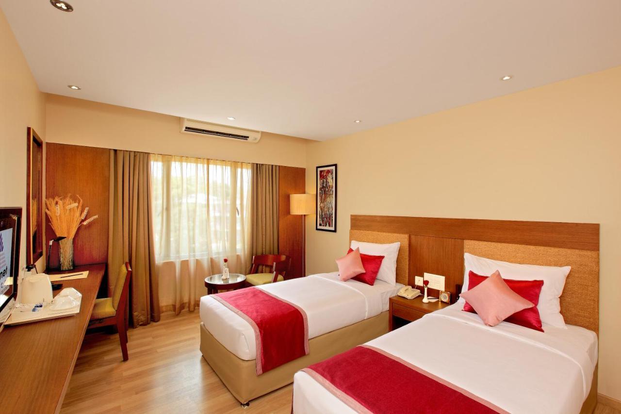 Park Residency Adoor Hotel Adur Exterior photo