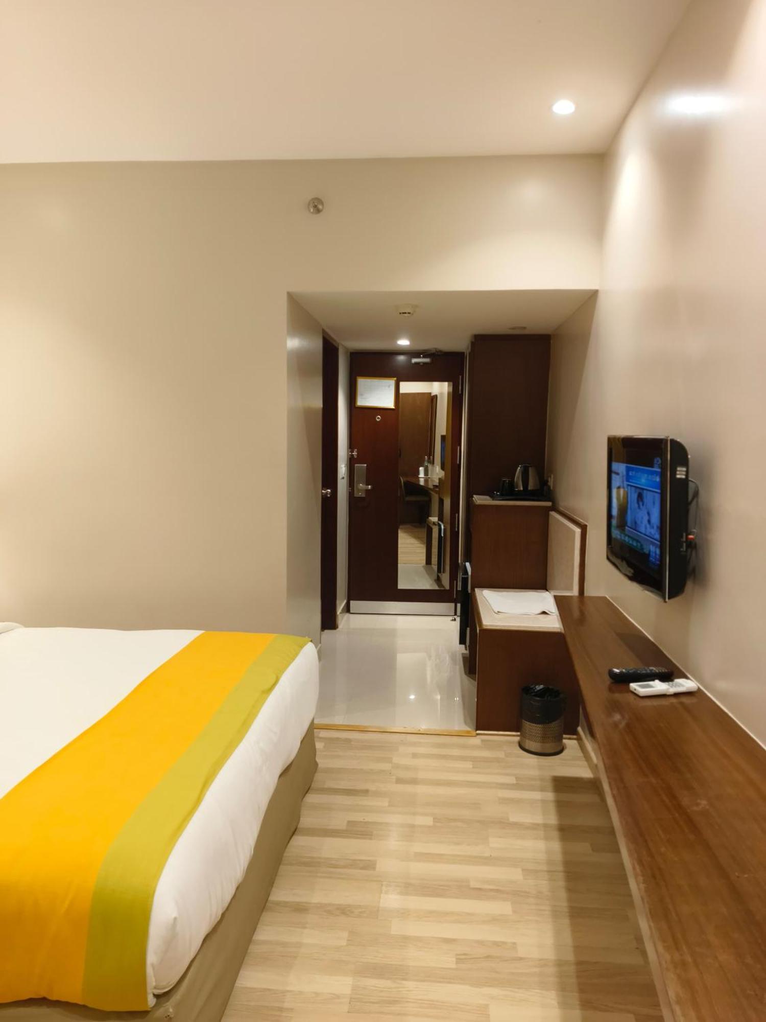 Park Residency Adoor Hotel Adur Exterior photo